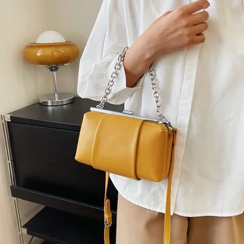 2023 Лятна чанта за подмишници за корейска версия на жените Тенденция Едно рамо Crossbody клип чанта мода верига малка квадратна чанта