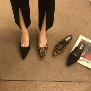 Maogu Leopard Half Slippers Female 2023 Модни заострени сандали Мулета Слайдове Модни обувки за жени Джапанки 2см Ниски токчета 39